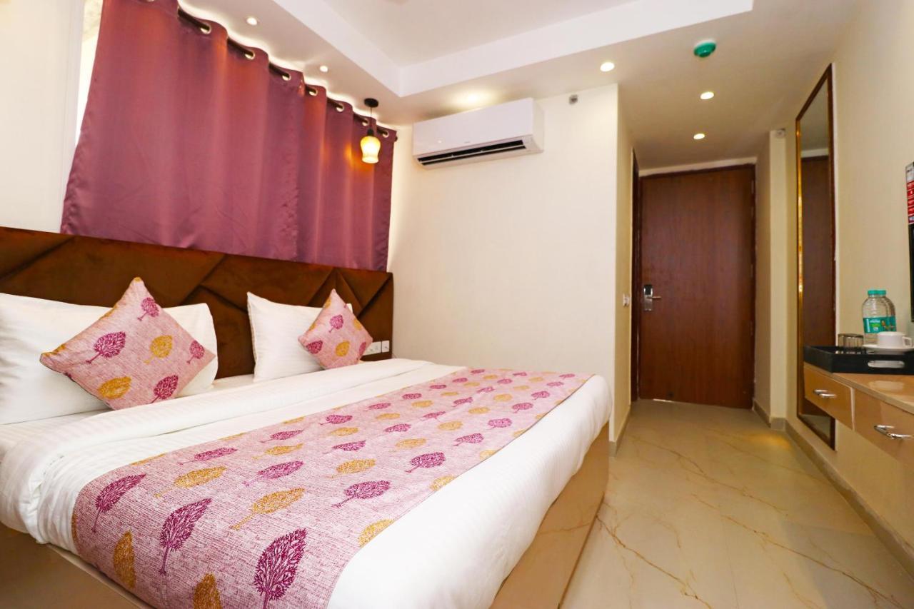 Hotel Leo Saffron - Pitampura Дели Экстерьер фото