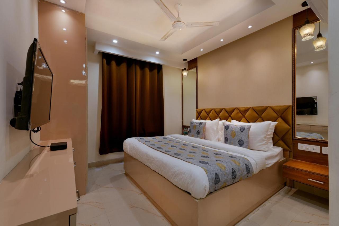 Hotel Leo Saffron - Pitampura Дели Экстерьер фото