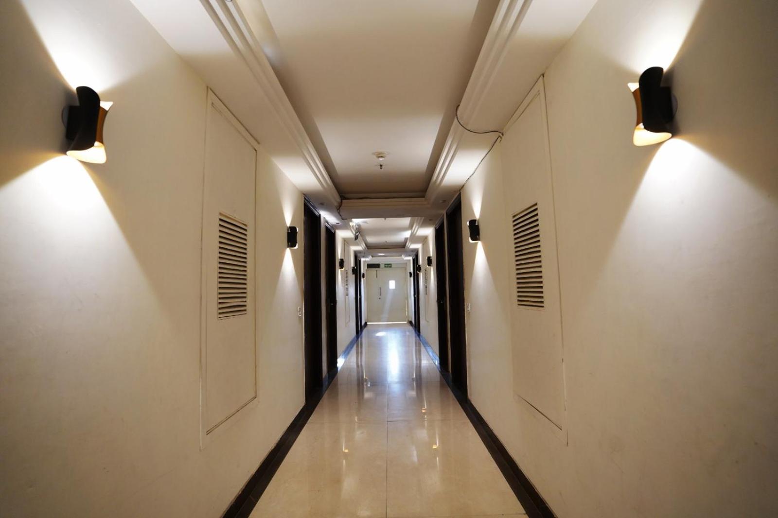 Hotel Leo Saffron - Pitampura Дели Экстерьер фото