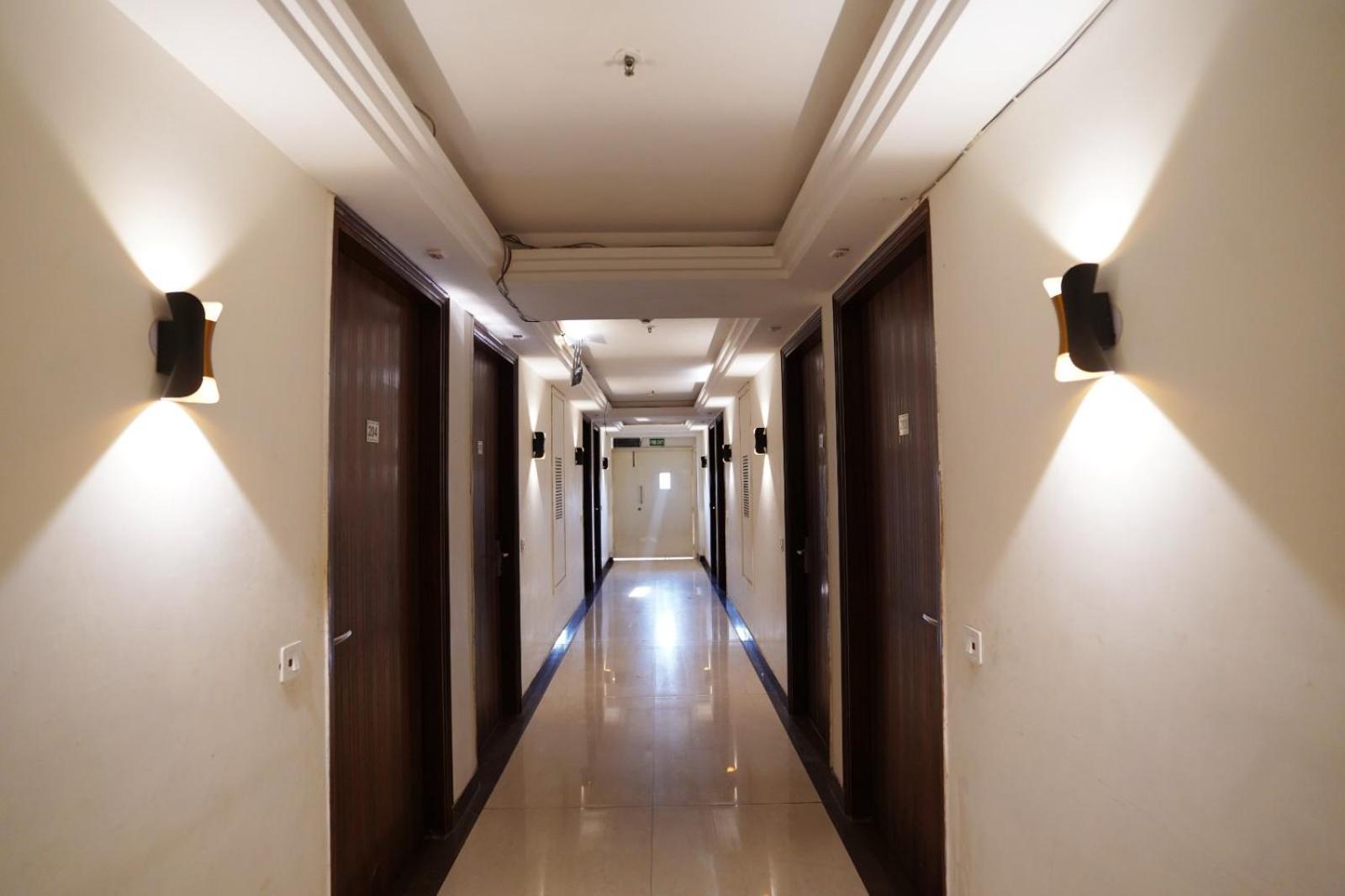 Hotel Leo Saffron - Pitampura Дели Экстерьер фото