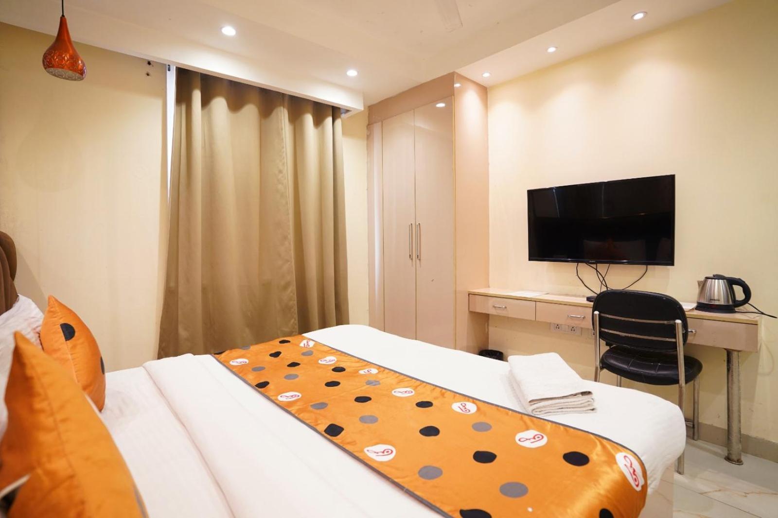 Hotel Leo Saffron - Pitampura Дели Экстерьер фото
