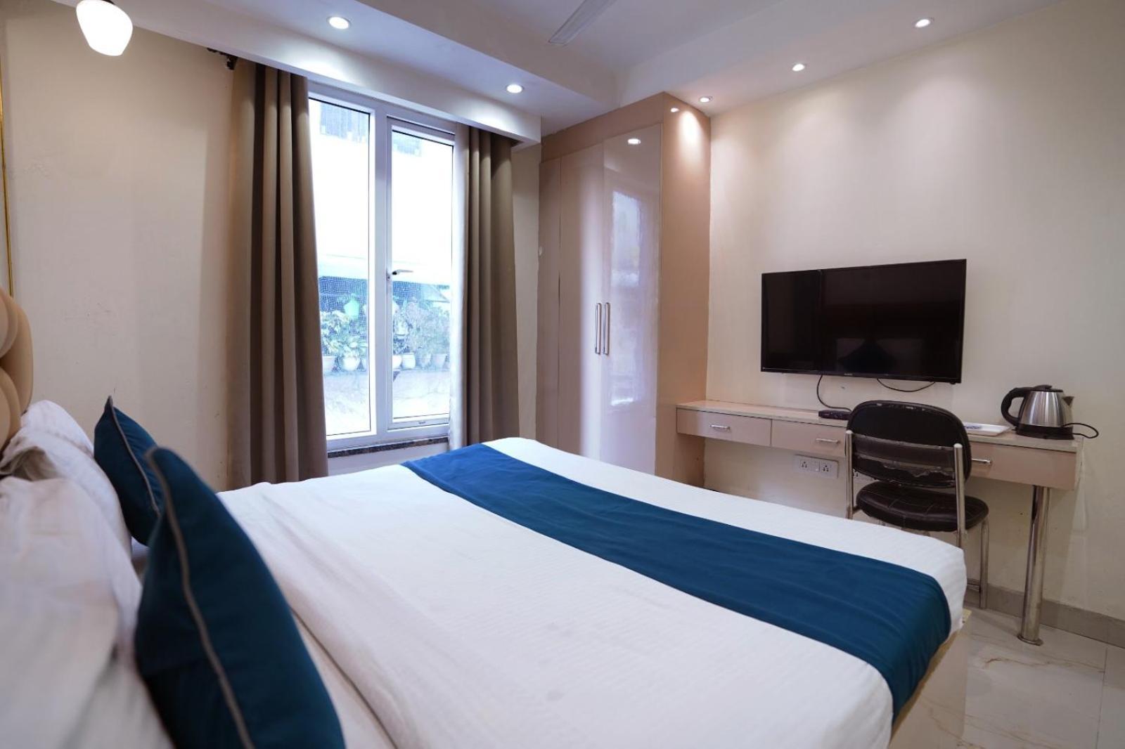 Hotel Leo Saffron - Pitampura Дели Экстерьер фото
