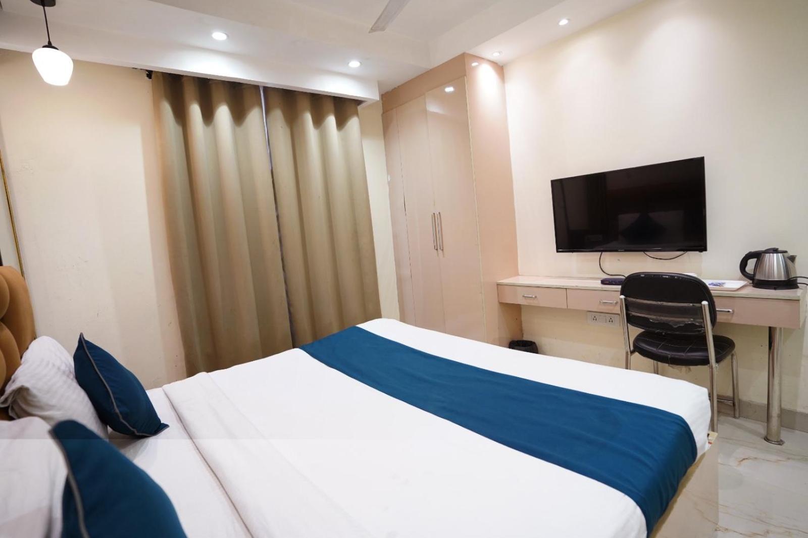 Hotel Leo Saffron - Pitampura Дели Экстерьер фото