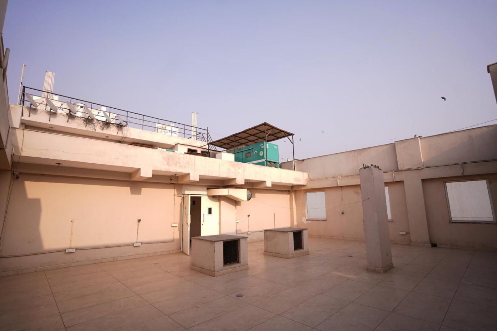 Hotel Leo Saffron - Pitampura Дели Экстерьер фото