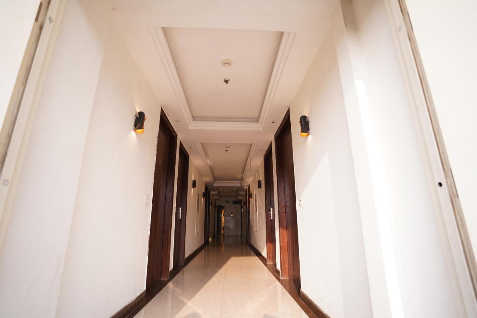 Hotel Leo Saffron - Pitampura Дели Экстерьер фото