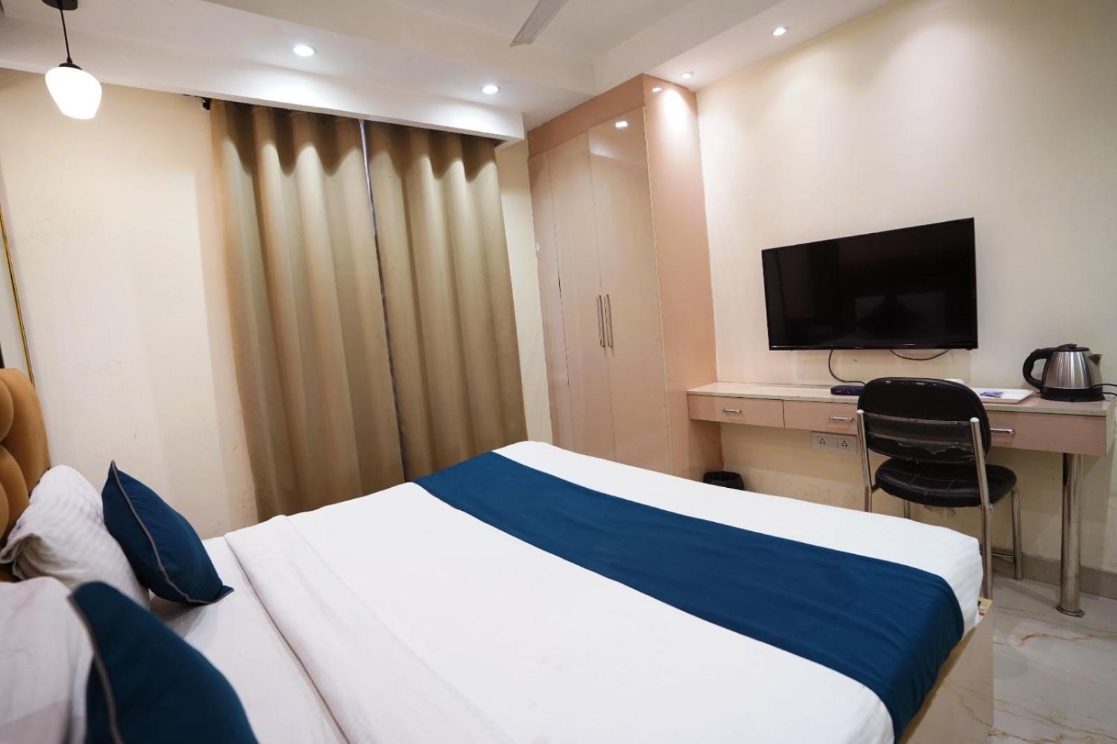 Hotel Leo Saffron - Pitampura Дели Экстерьер фото
