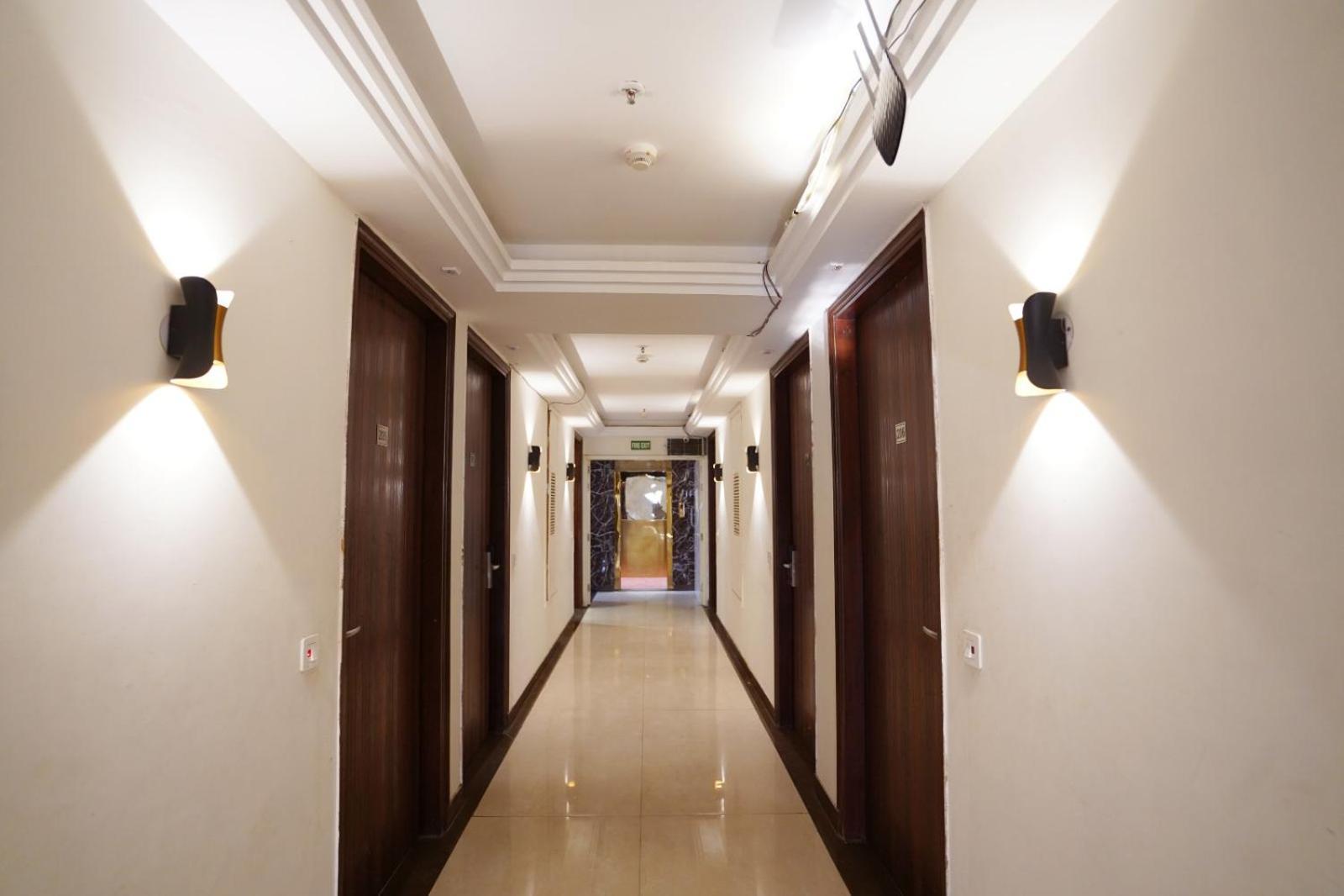 Hotel Leo Saffron - Pitampura Дели Экстерьер фото