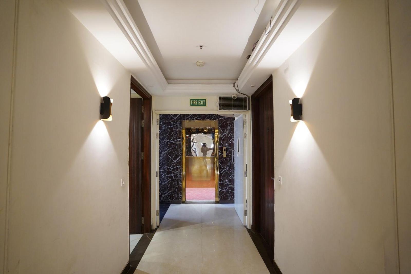Hotel Leo Saffron - Pitampura Дели Экстерьер фото