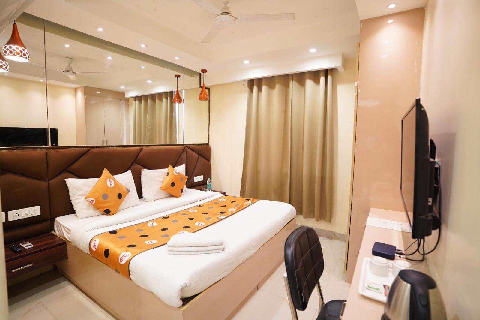 Hotel Leo Saffron - Pitampura Дели Экстерьер фото