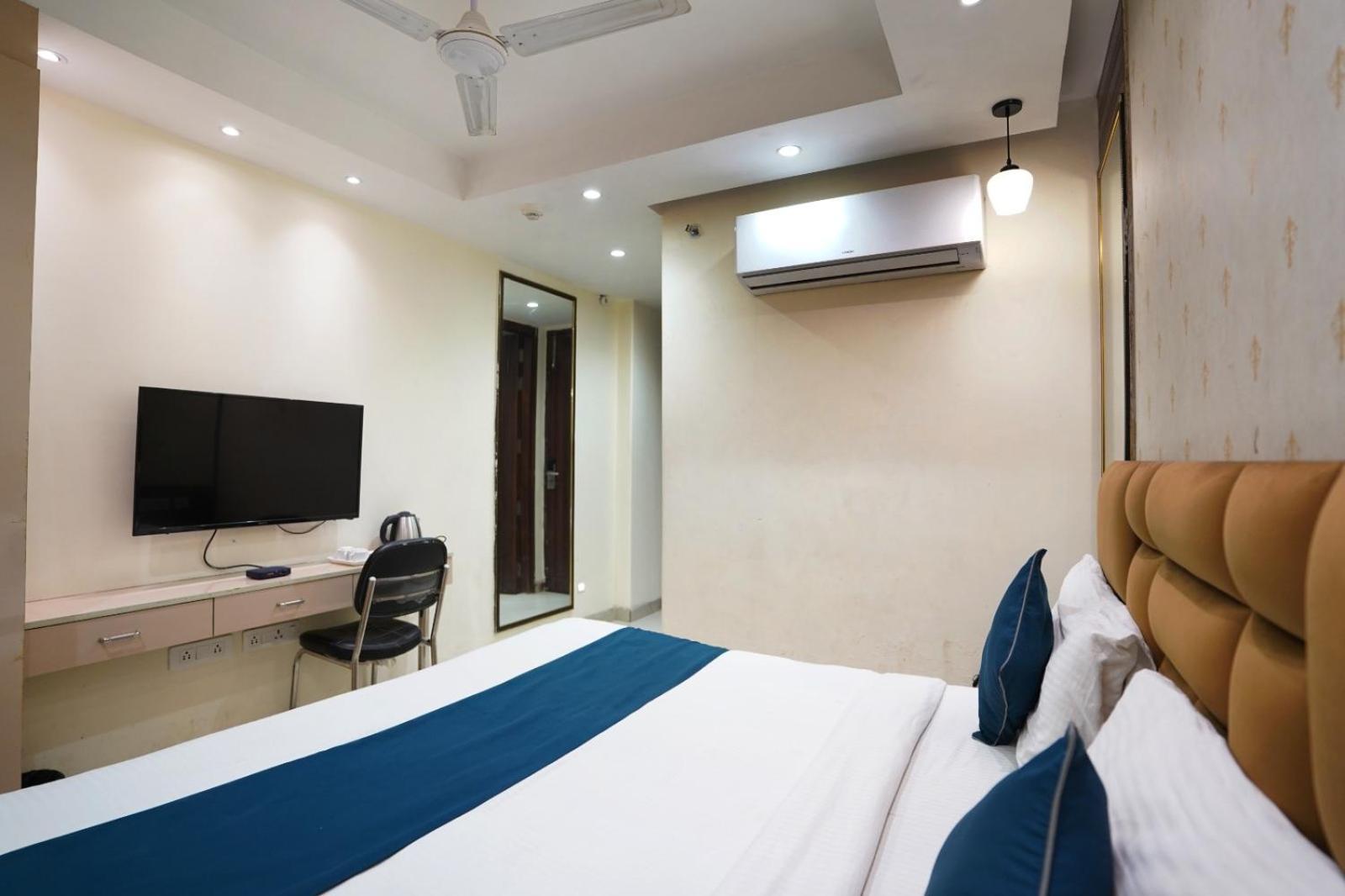 Hotel Leo Saffron - Pitampura Дели Экстерьер фото